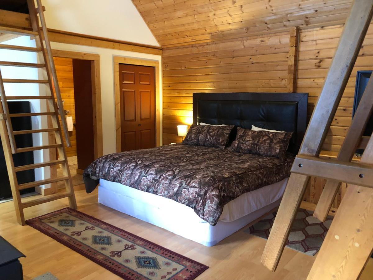 Camels Hump Guest Ranch Lumby Екстериор снимка
