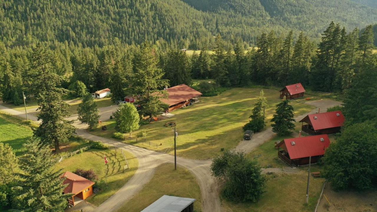 Camels Hump Guest Ranch Lumby Екстериор снимка